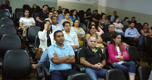 Parte do auditório do IFG, participantes sentados